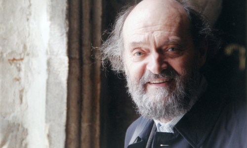 Arvo Pärt katsoo kameraan lähikuvassa