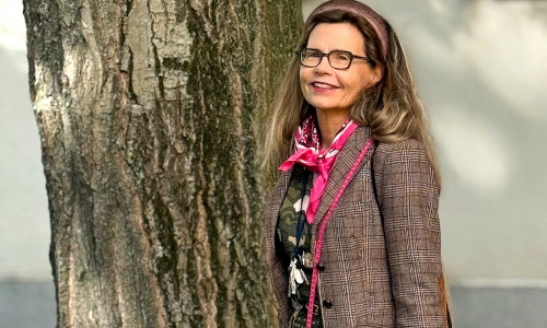 Elina Kahla puun vieressä ulkona