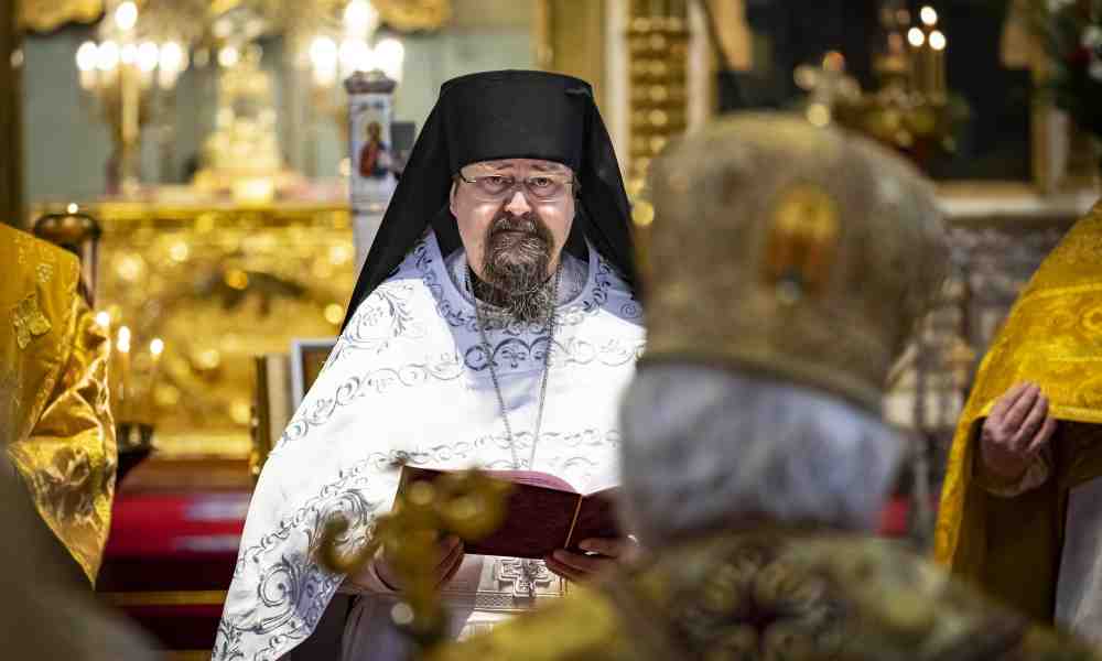 Haminan piispa Sergei puhuu Uspenskin katedraalissa