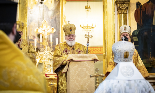 Hlesingi ja koko Suomen arkipiispa Leo pitää puhetta vastavihitylle piispa Sergeille Uspenskin katedraalissa