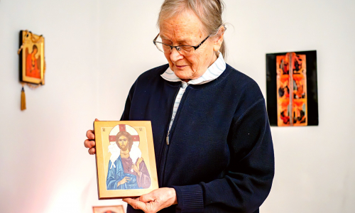 Helvi_Pulla pitelee ikonia