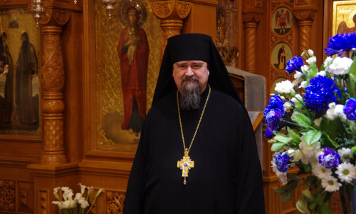 Arkkimandriitta ja Valamon luostarin johtaja Sergei Valamon luostarin ikonostaasin edessä