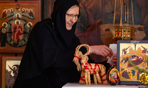 	Igumenia Ksenia asettelee jouluikonia Lintulan luostarissa