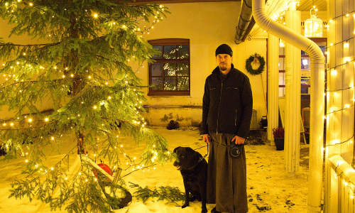 Isä Nasari Valamon pihamaalla 2025