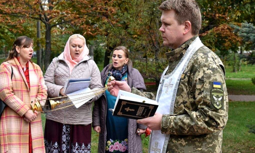 Isä Sergiy Berezhnoy toimittamassa sotilasasussa