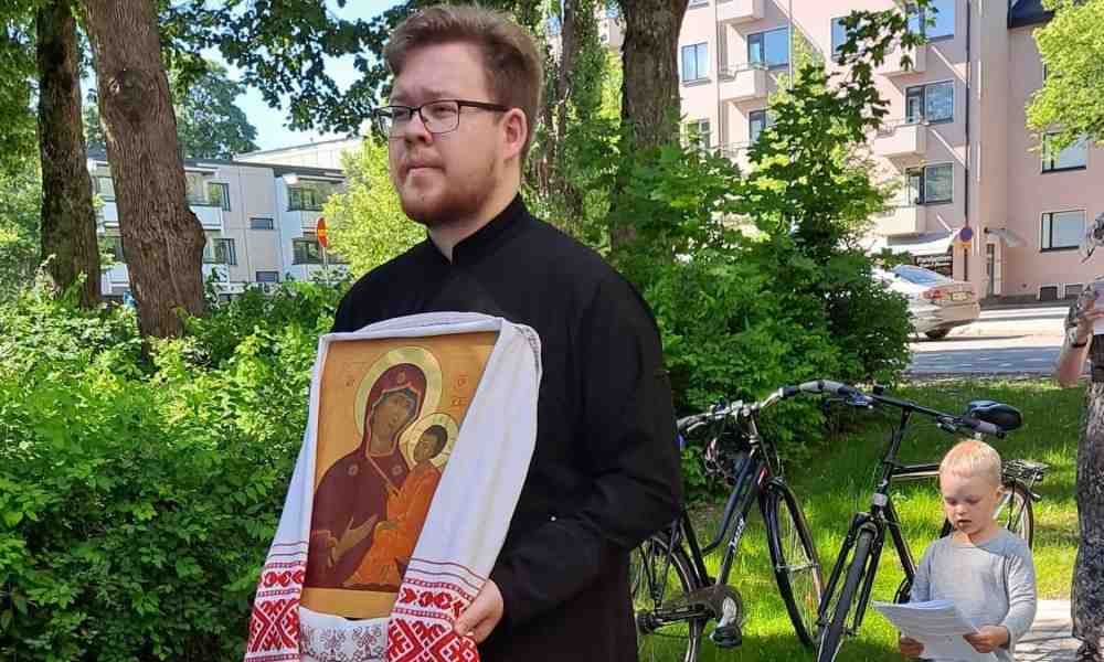 Jefim Brodkin kantaa JUmalanäidin ikonia
