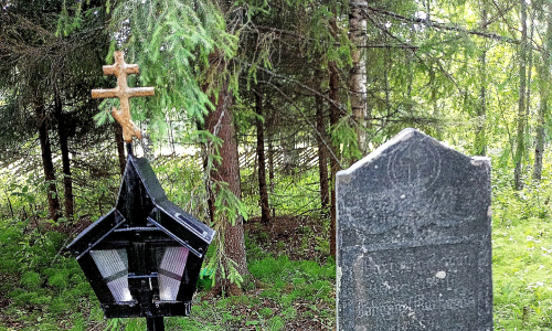 Pyhän Johannes Sonkajanrantalaisen hauta kesällä