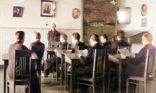 Johannes Suhola opettamassa pappisseminaarilaisia vuonna 1936.