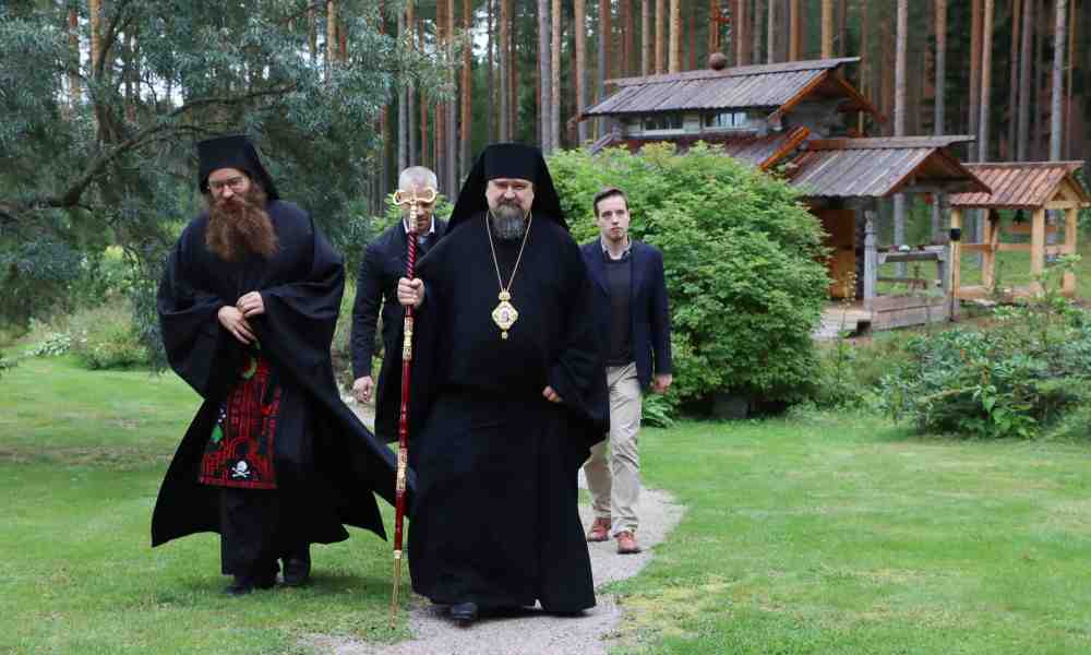 Haminan piispa Sergei ja pappismunkki Damaskinos Janakkalan Lintuvuoren tsasounan vihkimisessä