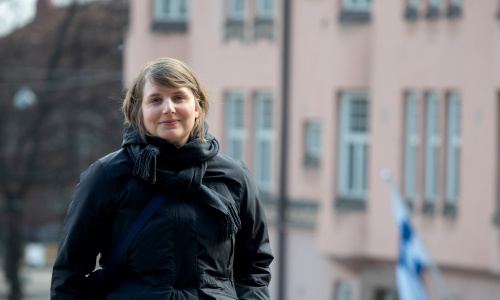 Maria Mountraki ulkoilemassa Helsingissä