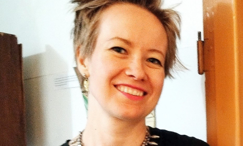 Matilda Matsi näyttelyn avajaisissa kukkineen 2024 