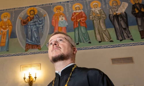 Ortodoksipappi Mikael Sundkvist Tikkurilan ortodoksisessa kirkossa