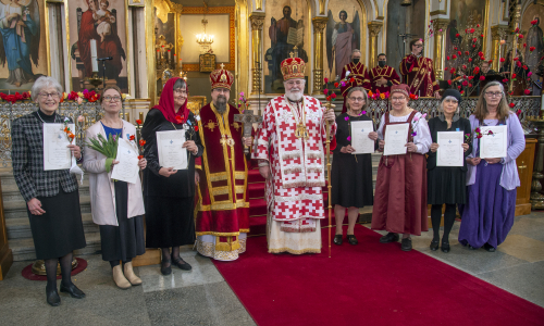 Palkittuja äitejä yhteiskuvassa Haminan piispa Sergein ja arkkipiispa Leon kanssa Uspenskin katedraalissa