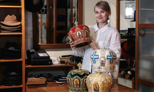 modisti Anna-Liina Huttunen Wahlmanin hattuliikkeessä