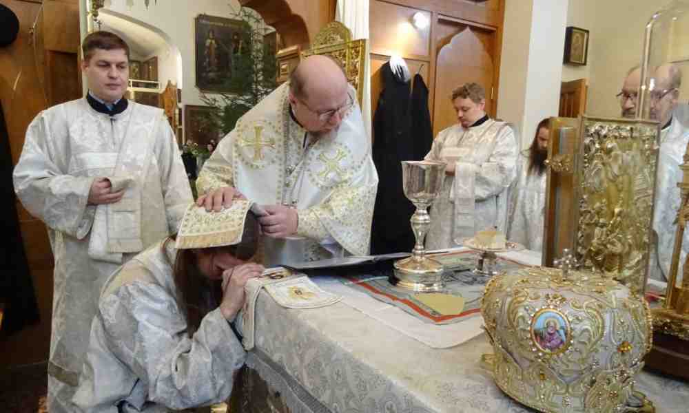 Metropoliitta Arseni vihkii munkki Rafaelin diakoniksi Valamon luostarissa 6. tammikuuta 2023