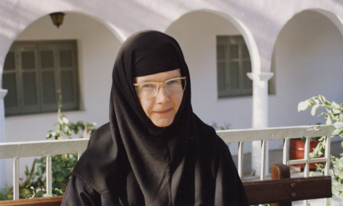 Nunna Kristoduli auringossa ulkona