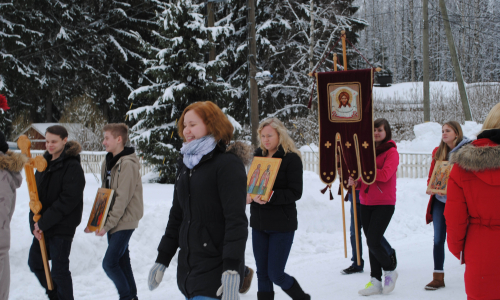 Ortodoksinuoret kulkevat talvisessa ristisaatossa vuoden 2013 kristinoppileirillä Kaunisniemessä