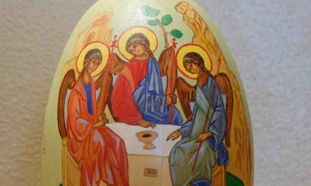 Pääsiäismuna johon on kuvattu Pyhän Kolminaisuuden ikoni
