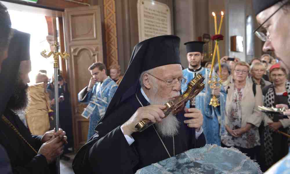 Patriarkka Bartolomeos Suomessa 2013 suutelemassa ristiä