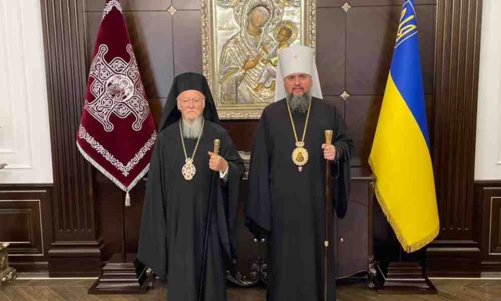 Patriarkka Bartolomeos ja Ukrainan ja Kiovan metropoliitta Epifanios seisovat Ukrainan sinikeltaisen lipun vierellä