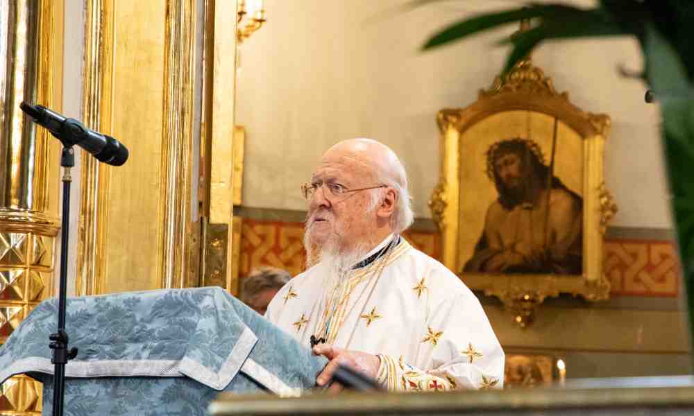 Patriarkka Bartolomeos saarnaa Uspenskissa 10-2023 Kuva Esko Jämsä
