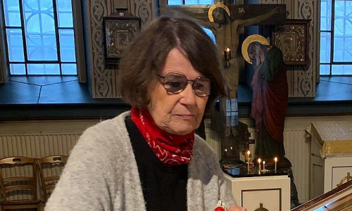 Pirjo Kostiainen siivoaa Tampereen ortodoksista kirkkoa