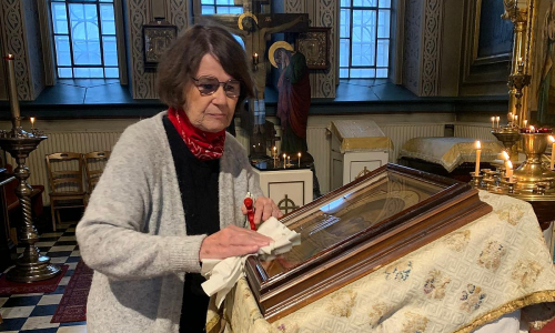 Pirjo Kostiainen siivoaa Tampereen ortodoksista kirkkoa