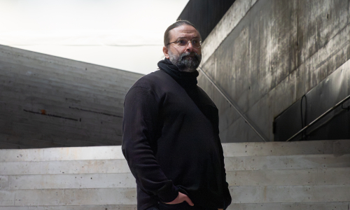 Kirjailija Riko Saatsi henkilökuvassa