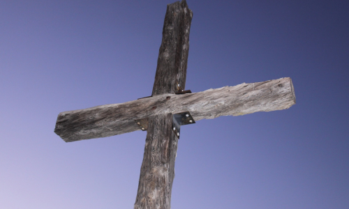 Risti kohoaa sinistä taivasta vasten