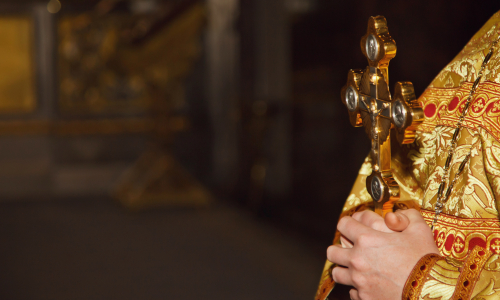 Ortodoksinen pappi pitelee ristiä