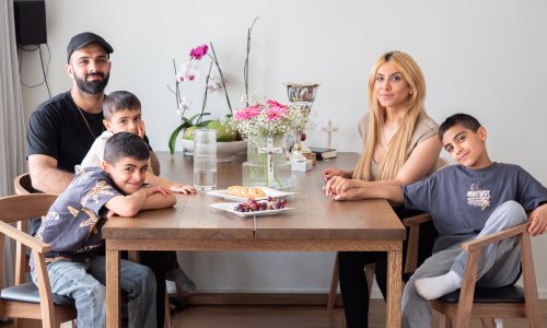 Shemi Jaban perhe pöydän äärellä