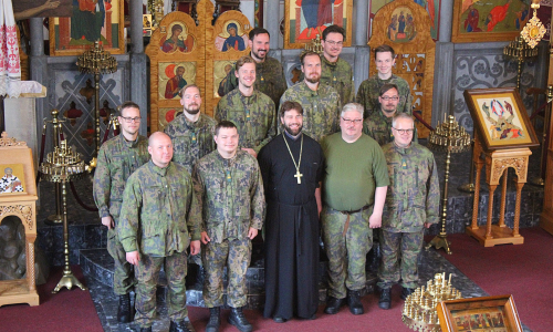 Sotilaspapistoa yhteiskuvassa kertausharjoituspäivänä