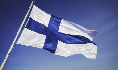 Suomen lippu liehuu auringossa