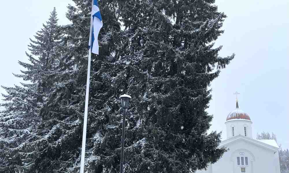 Valamon luostarin kirkon edustalla liehuu Suomen lippu