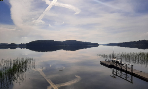 Risti taivaalla ja järvi
