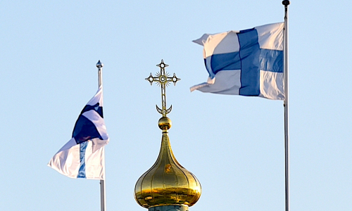 	itsenaisyyspaiva-suomen-liput-ja-uspenskin-katedraalin-kupoli-ja-risti 