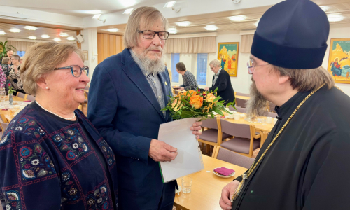 Piispa Sergei keskustelee Tiistaiseuran jäsenten kanssa